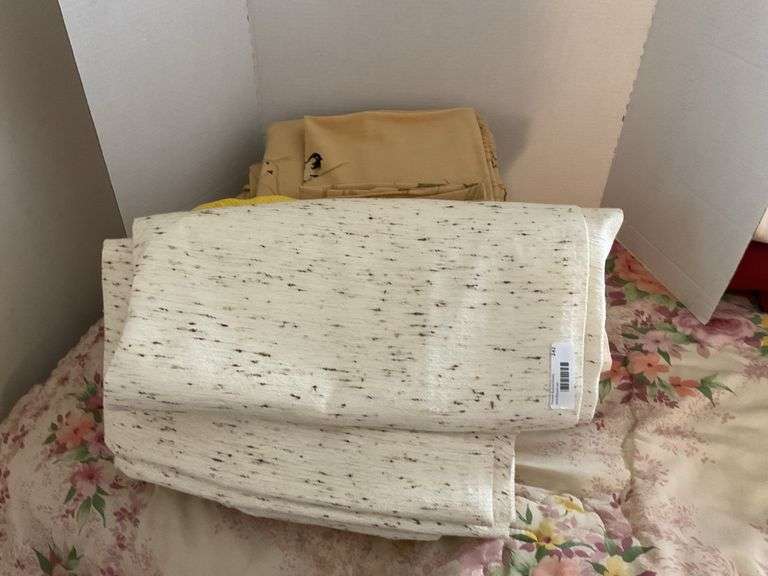 Assorted Linen Lot - Bedding, Sheets, Fabric image