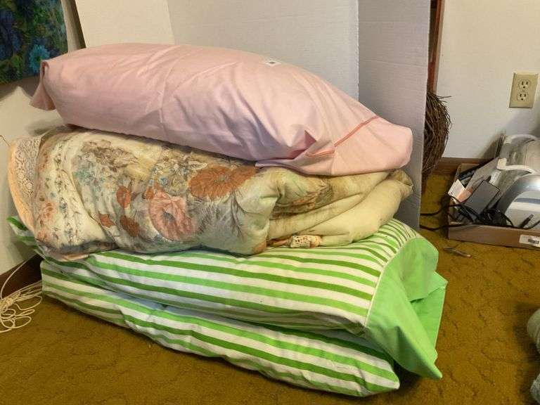 Assorted Bedding Bundle: Pillowcases, Quilt, and More image