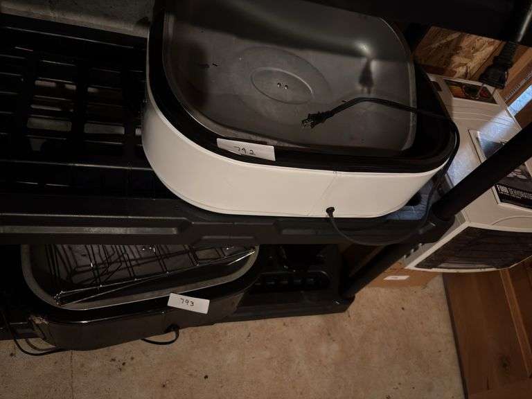 One Electric Roasting Pan image