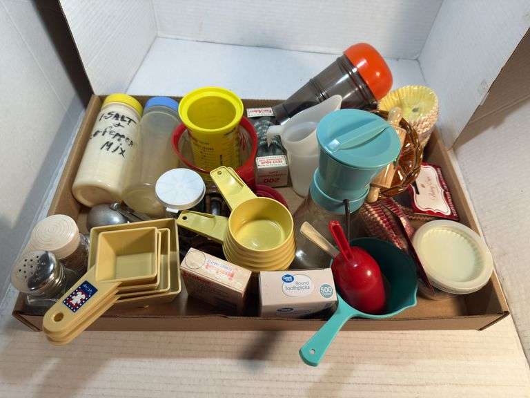 Mixed Lot of Kitchen and Baking Supplies image