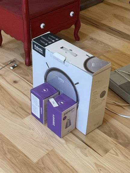 iLife Robotic Vacuum Cleaner and Zappify Z20 Bulbs image