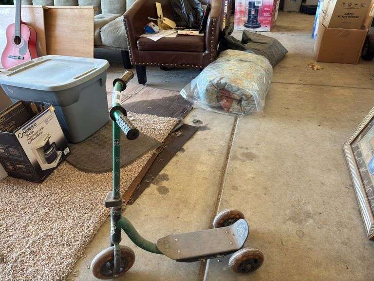 Child three wheel scooter image