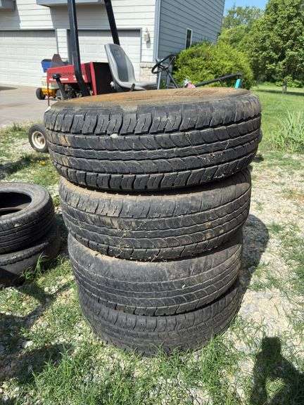 Four Fuzion P265/70R17 Tires image