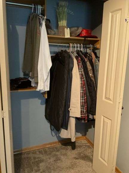 Contents of blue room closet image