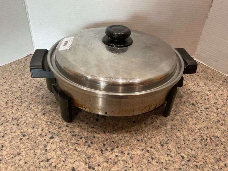 Electric Skillet with Lid image
