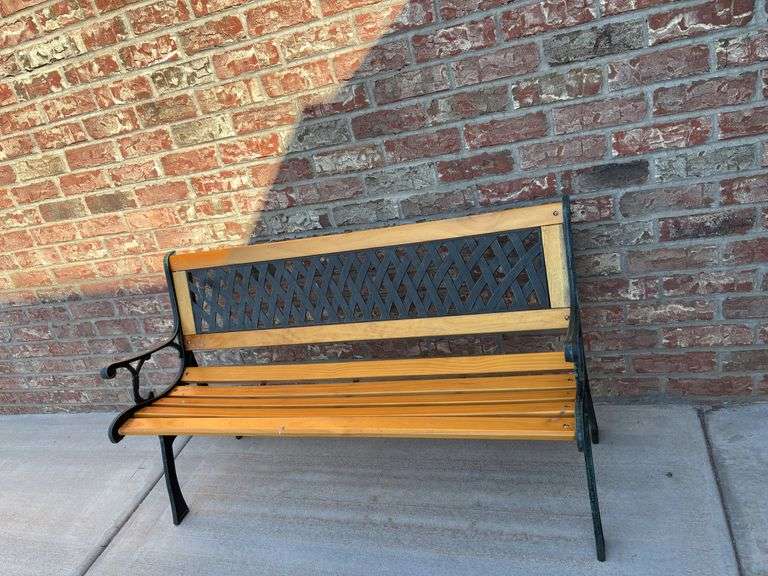 Outdoor Park Bench with Metal Lattice Back, 4ft image