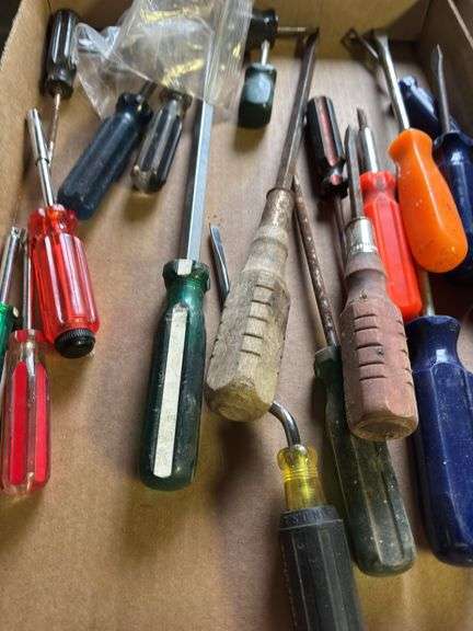 Mixed Lot of Screwdrivers image
