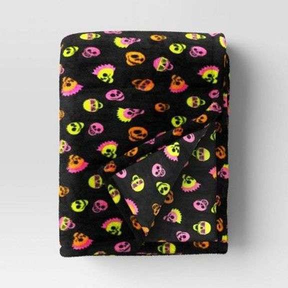 Hyde and Eek! Boutique Halloween Skull Throw Blanket image