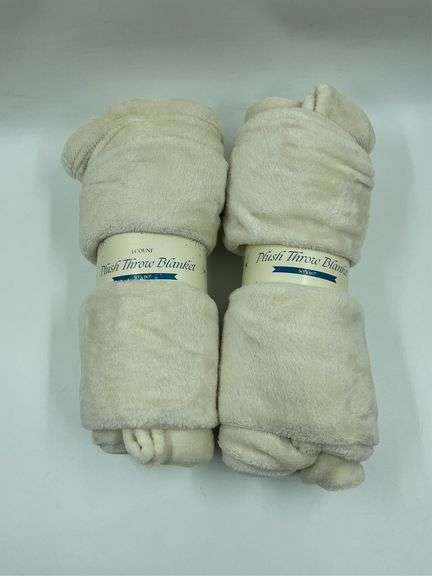 Two Voomsi Plush Throw Blankets image