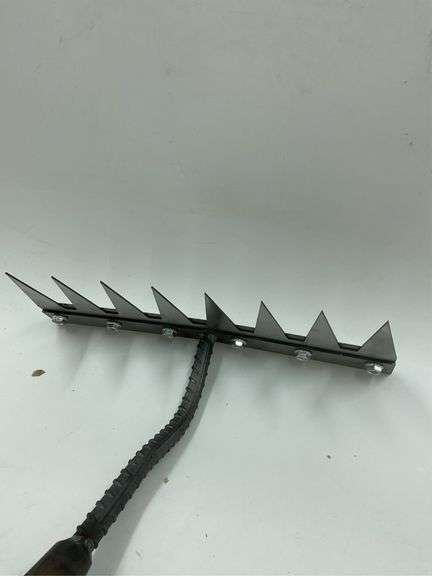 2025 Iron Weeding Rake 2.0, Iron Rake for Gardening and Weedings, Heavy Duty Gardening Hand Weed Puller Tools, 8 Teeth Carbon Steel Garden Weedings Rakes for Lawn Care