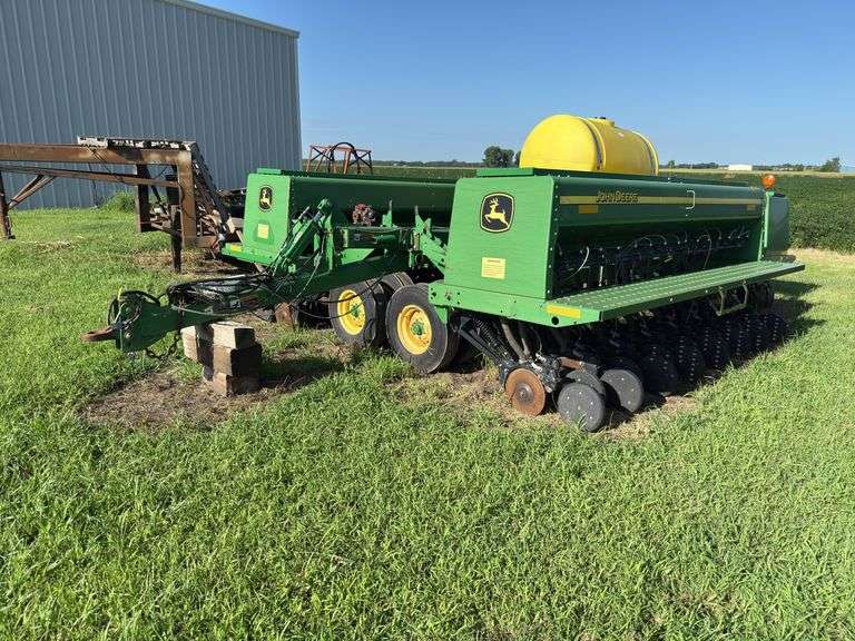 2012 JD 455 Drill, 42 hole, 10" spacing, fiberglass liquid tank, Serial #1N00455XEB0745114 image