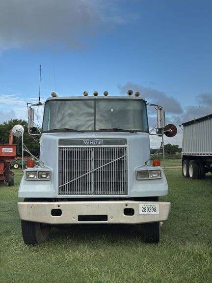 1987 White semi tractor, single axle, 11R225 tires (25% tread), sleeper cab, Fuller transmission, 835819 miles on odometer, VIN #1WUXBBMD2HN122030 image