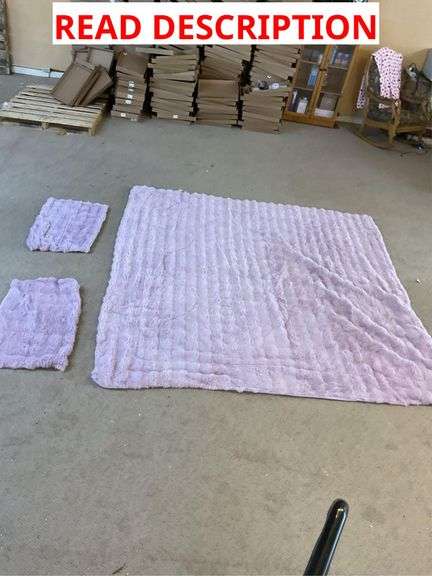 Pink comforter with two pillowcases image