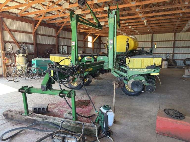 2002 JD 1770 NT MaxEmerge Plus Planter, Vacumeter, 16 row, 30" spacing, 600 gal liquid fertilizer, Serial #A01770Y695114 image