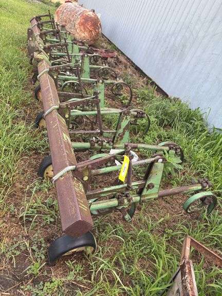 John Deere 6-row cultivator on 3pt image