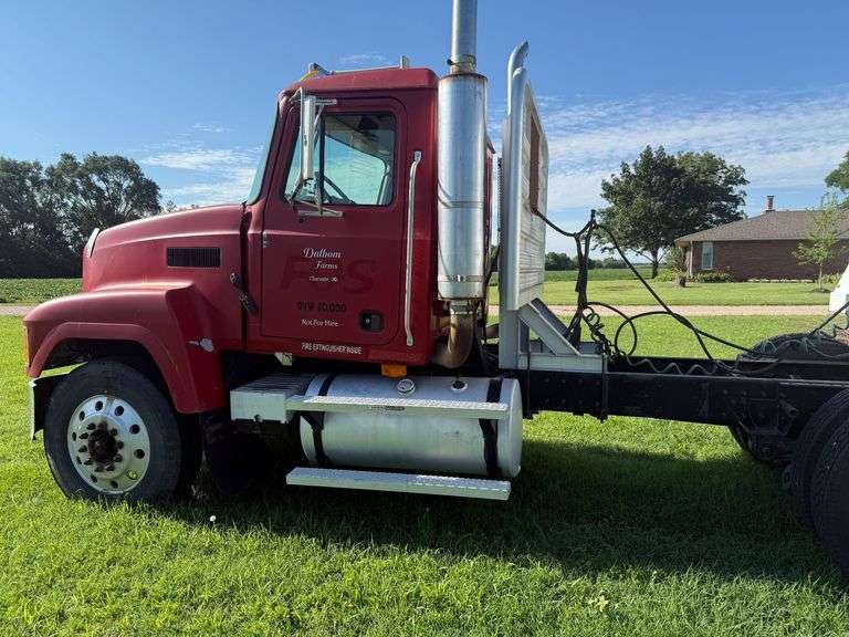 2003 Mack diesel semi, tandem dual axle, Eaton 10 speed transmission, dual fuel tanks, 825823 miles, 21391 hours, VIN #1M2AA18Y73W150900 image