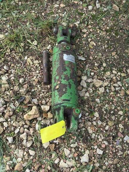 John Deere AN260204 Hydraulic Cylinder (works but needs some seals replaced) image