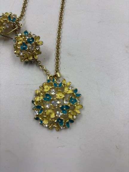 Flower Bouquet Necklace with Rhinestones