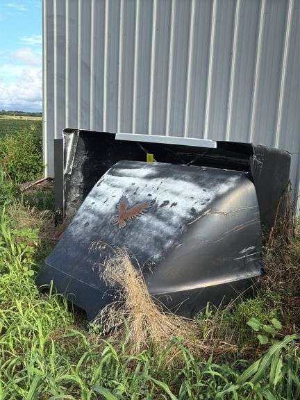 Semi tractor sleeper cab image