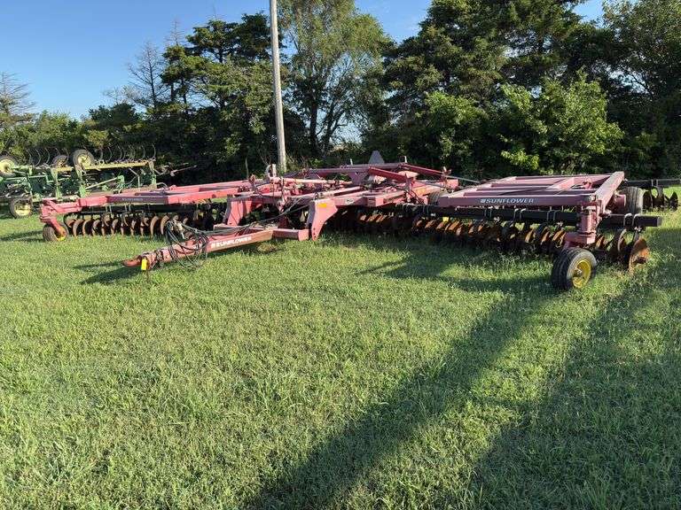 Sunflower 36 ft folding tandem disk, Model 1435-36, walking tandem axle, Serial #1435G08243 image