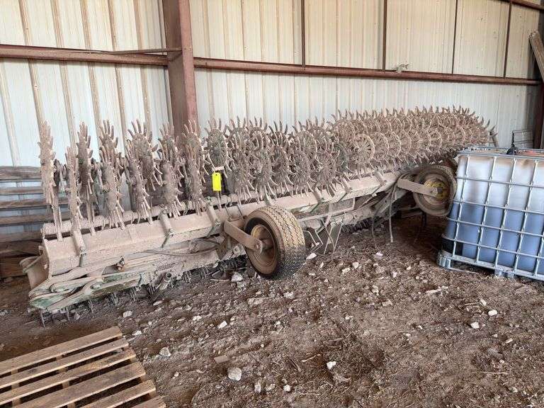 JD 400 rotary hoe, 32 ft, folding, on 3pt image