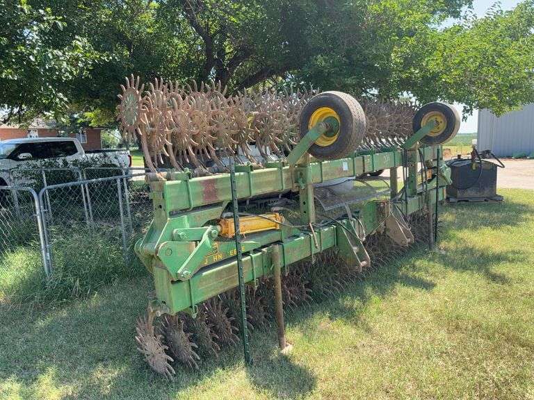 JD 400 rotary hoe, 32 ft, folding, on 3pt image