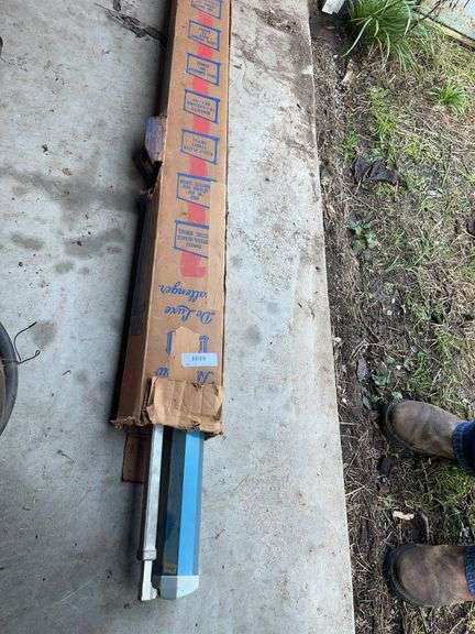 De Luxe Challenger Tripod Projector Screen image