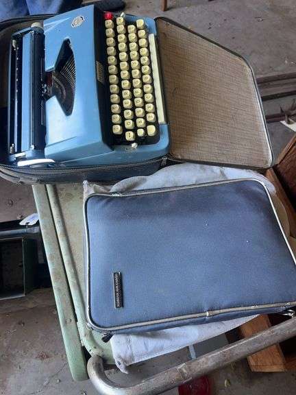 Webster XL-500 Typewriter with Carrying Case image