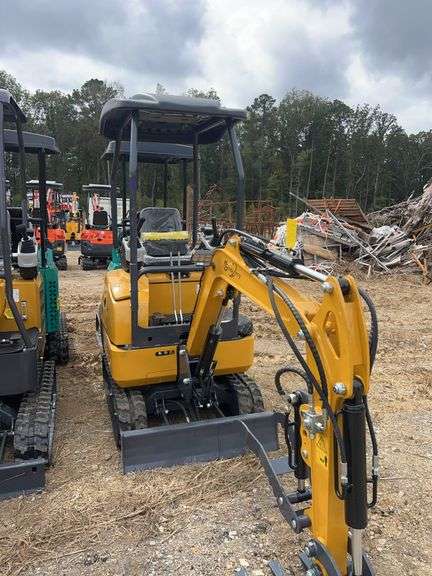 AGT QK18R Mini Excavator - RATO 13.5HP 8.6KW Gas w/ Pilot System & EPA