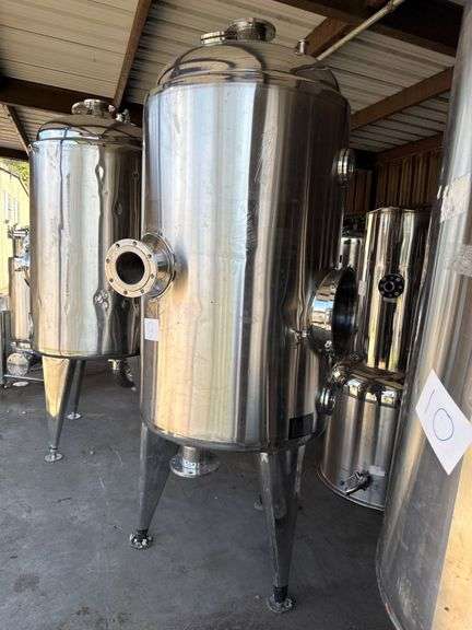 Stainless Steel Cylindrical Storage Tank With Tri-Clamp Connections image