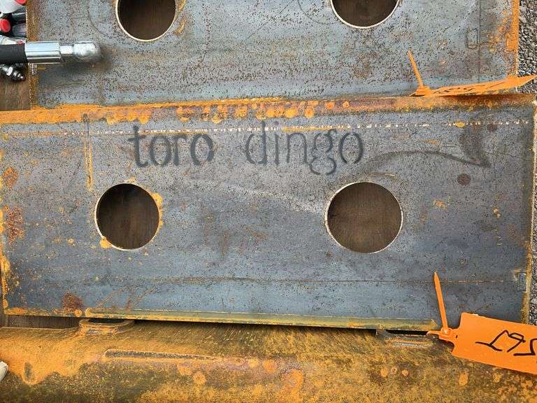 Future Dingo Skid Steer Mounting Plate - Universal Fit image