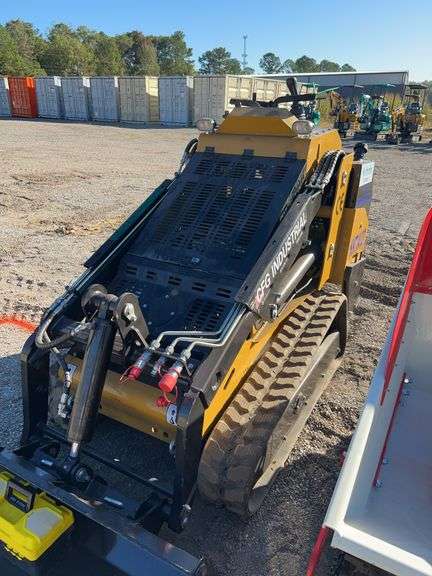 CFG KKTA27 Skid Steer Loader - Kubota 25HP 18.2KW Diesel w/ EPA, 3 Cylinder