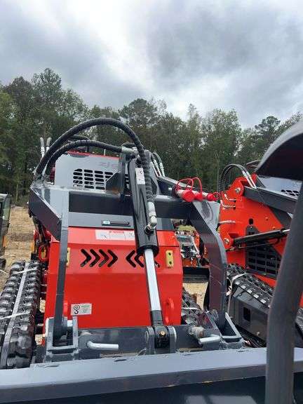 Youert  YOU-380 Mini Skidsteer Loader image