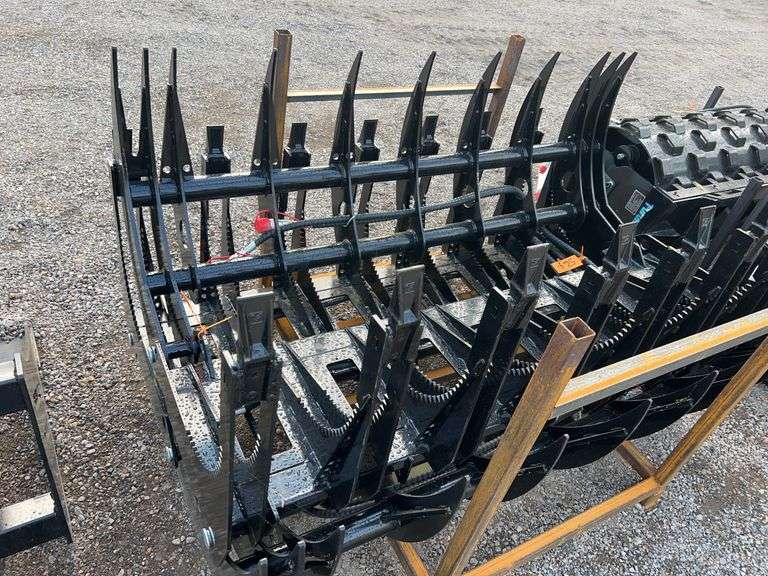 Future FT-CLG72C Skid Steer Grapple - 72" Width, 10 Teeth, 15KN Closing Force image