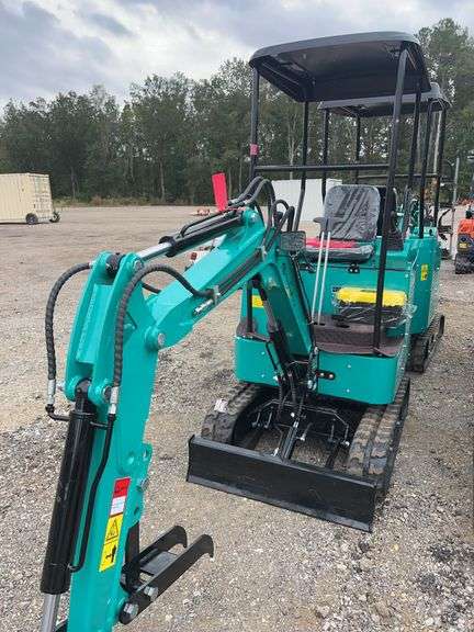 AGT H15R Mini Excavator - 420cc Gas 8.6KW, 15" Bucket, Pilot System, 4FT Tracks