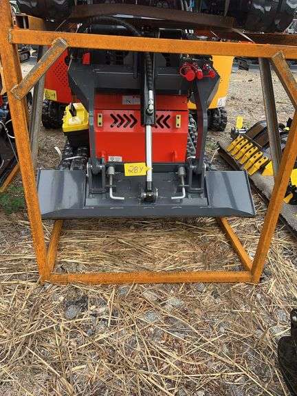 Youert  YOU-380 Mini Skidsteer Loader image