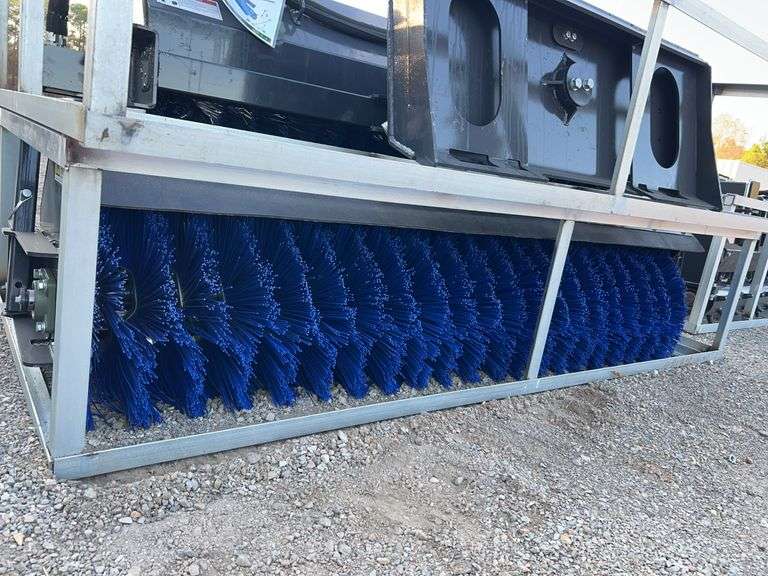 2025 ARTEER ASSB-72W - 72" Angle Skid Steer Broom - Hydraulic Drive image