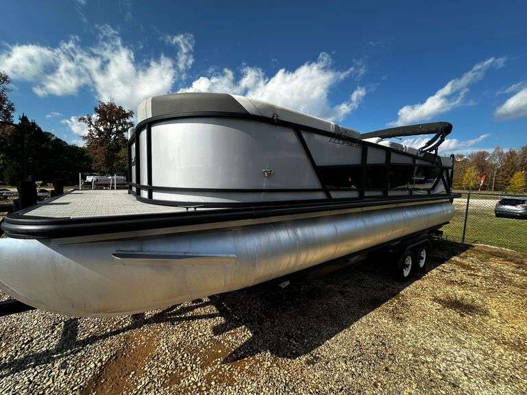2023 SUNCHASER 8525 ECLIPSE SBX TRITOON ONLY 90 HOURS! image