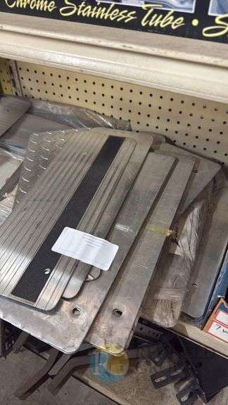 Aluminum Running Boards with Anti-Slip Surface for Trucks/SUVs image