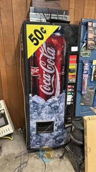 Dixie Narco IntelliVend 2000 Soda Vending Machine, 50Â¢ Price Setting image