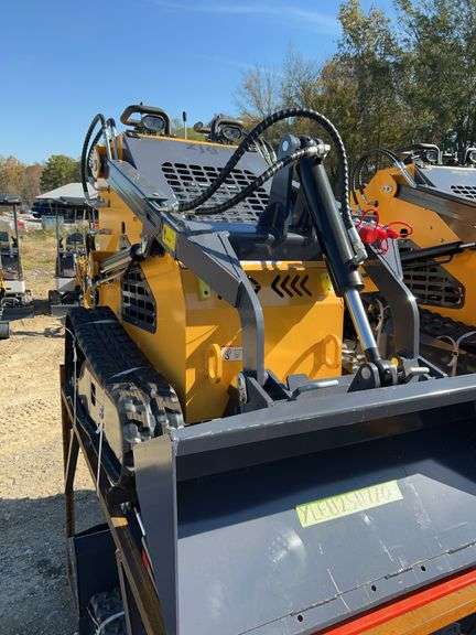 2025 YOUERT YOU-380 Mini Skid Steer Loader - 27HP image