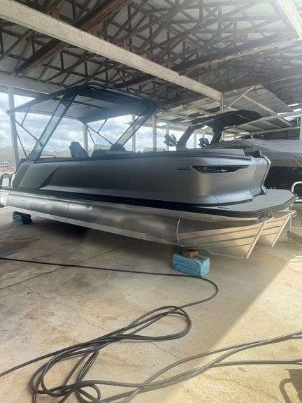 2024 MANITOU 24' Explore FL/CC/SR Navigator SHP575 - NO ENGINE image