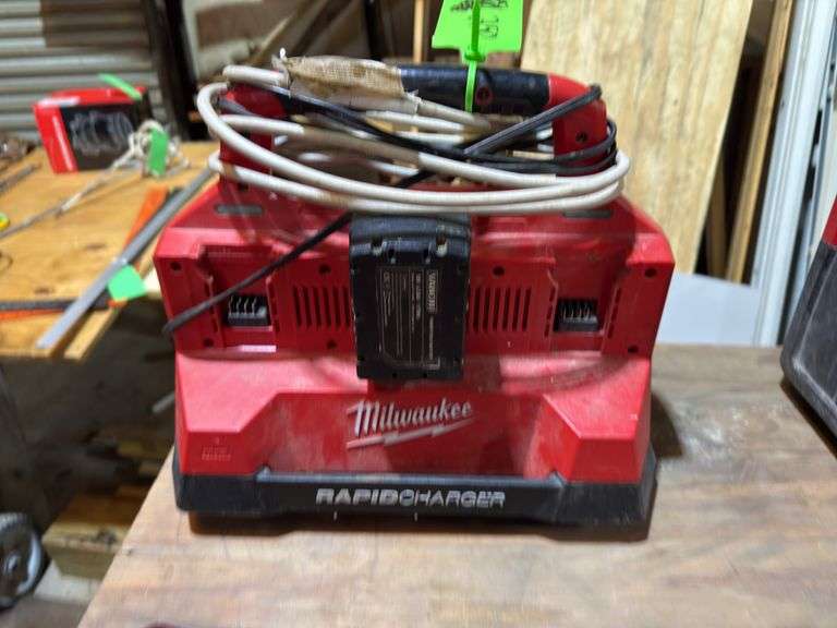 Milwaukee M18 Rapid Charger w/ 1 Battery image