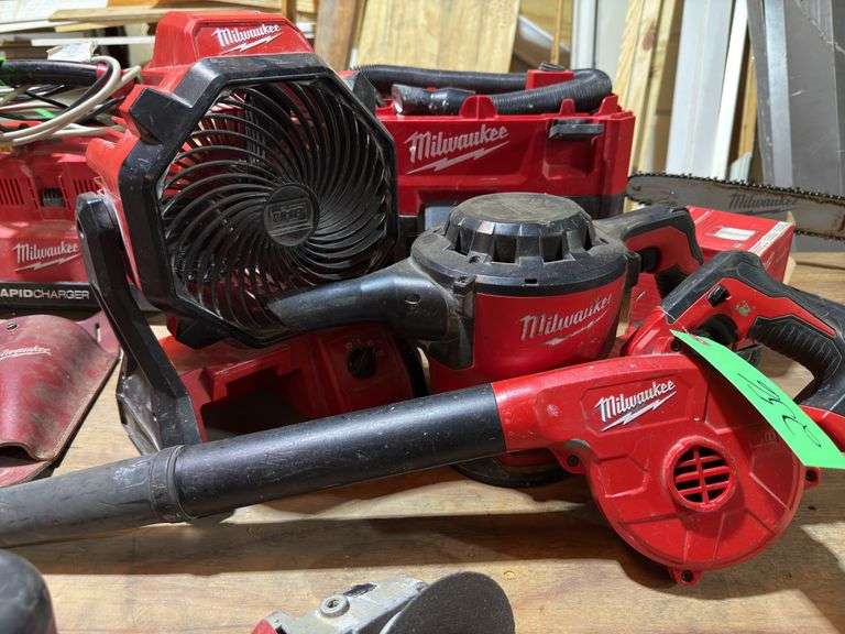 Milwaukee M18 Blower, Fan & Vacuum + 1 Battery image