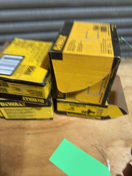 1 1/2in 16 Gauge Staples image