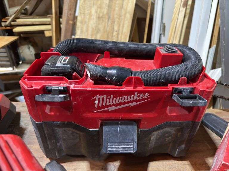 Milwaukee M18 Shop Vacuum image