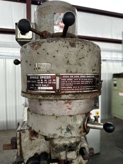 Vertical Milling Machine, Spindle Speeds 80-2720 RPM