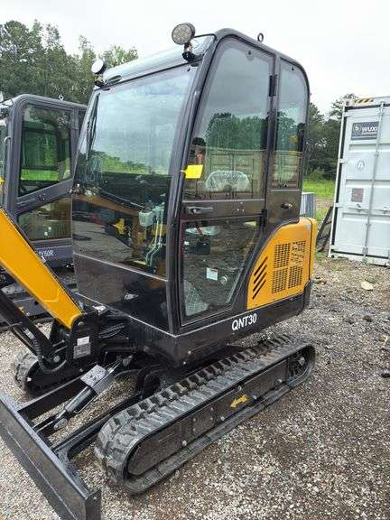 CFG QNT30 Mini Excavator - 25HP Kubota Diesel with Cab & Hydraulic Thumb