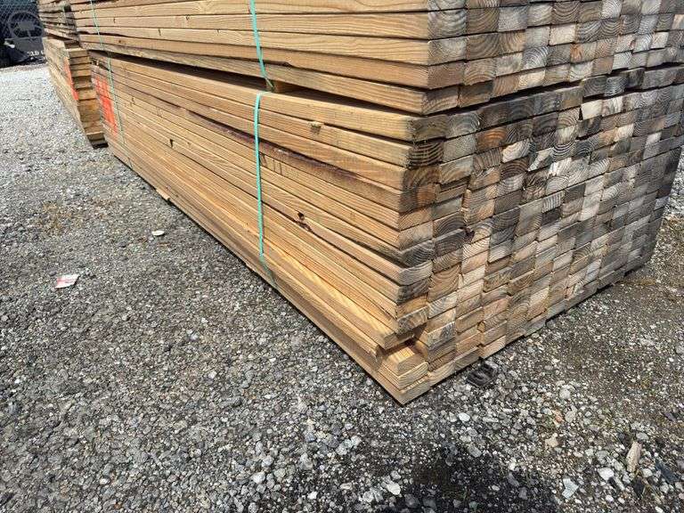 (208) 2 x 4 - 10ft Construction Lumber