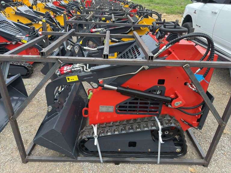 Youert  YOU-380 Mini Skidsteer Loader image